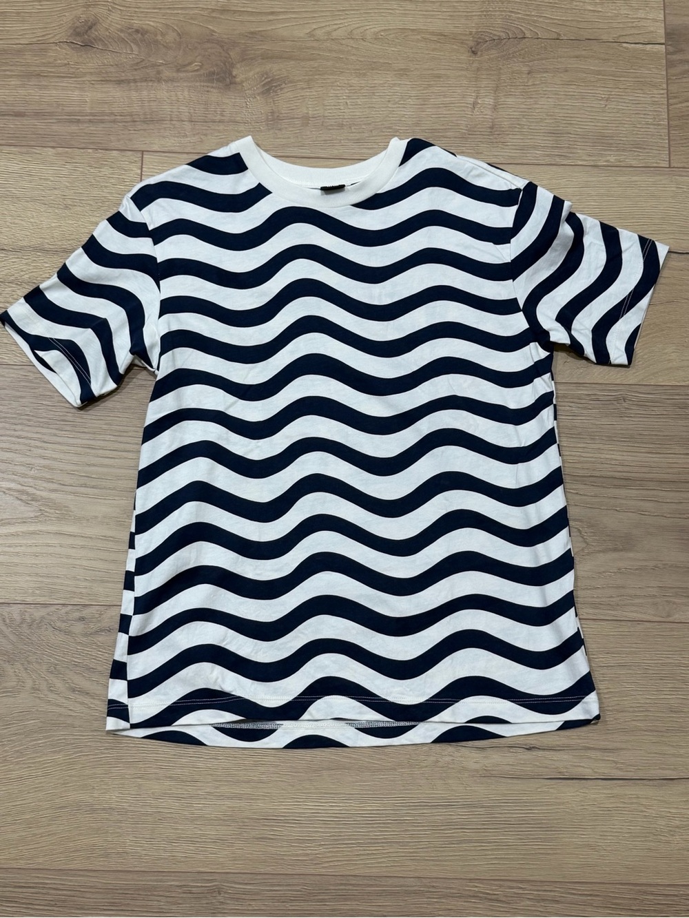 Uniqlo Women's Short Sleeve Wave Stripe Tee - Navy & White